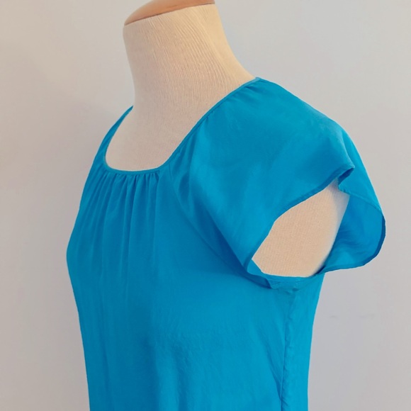 Banana Republic silk square neck top with back keyhole cut-out & flutter sleeve - Picture 3 of 12